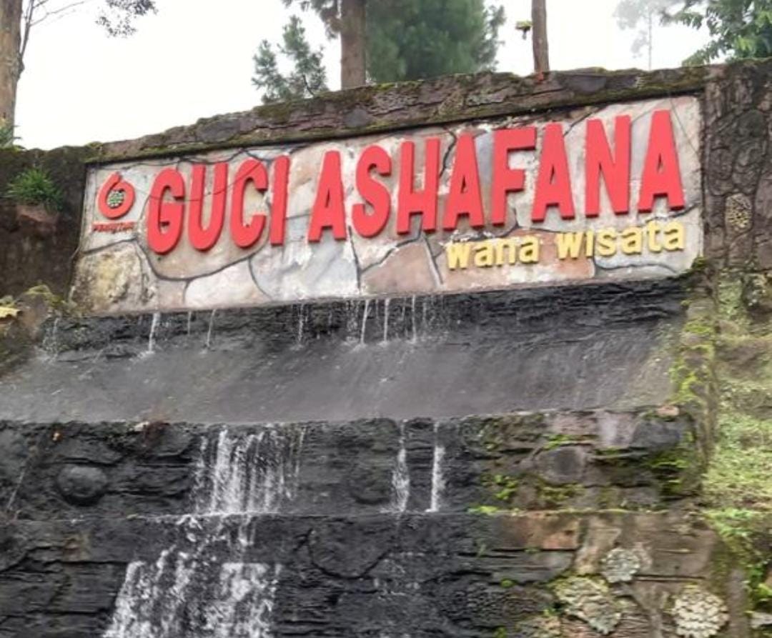 Salah satu lokasi wisata di Kawasan Pemandian Air Panas Guci, Kabupaten Tegal.