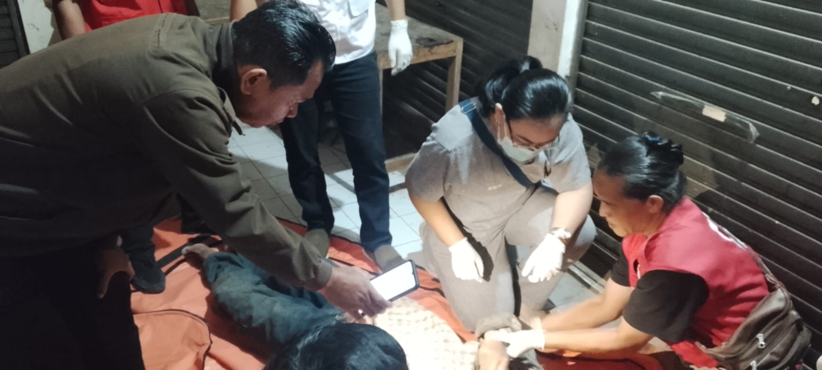 Personel Polsek Tingkir bersama tim gabungan Polres Salatiga menangani penemuan jenazah di pasaraya 1 Salatiga lantai 2.