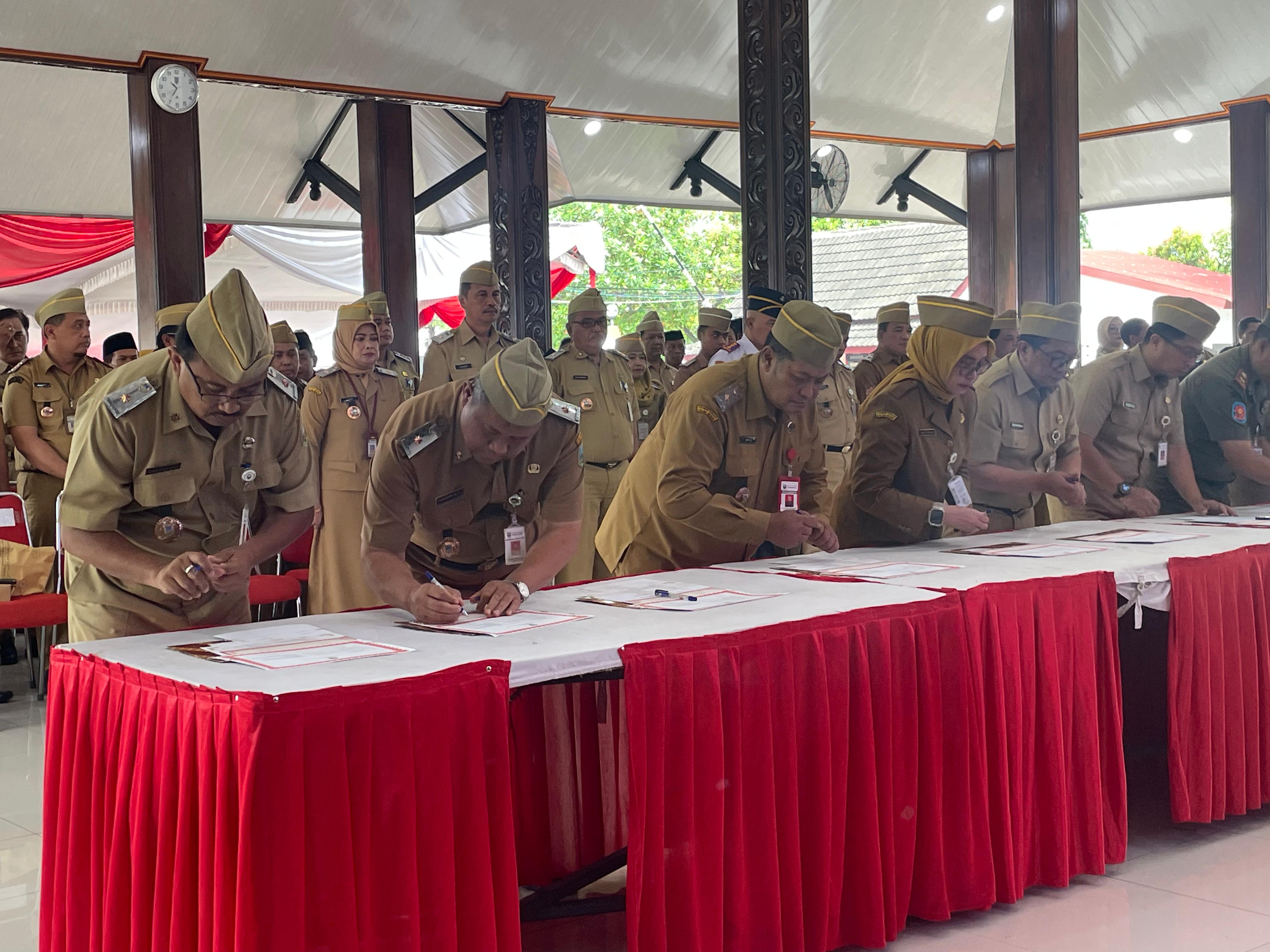 Bupati Semarang Ngesti Nugraha saksikan penandatanganan pakta integritas pelaksanaan APBD tahun anggaran 2026,