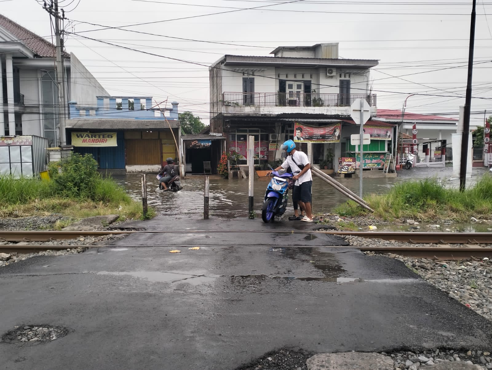 Suasana pengendara sepeda motor mogok di Jalan Muktiharjo Raya depan Ngablak, Senin (5/1).
