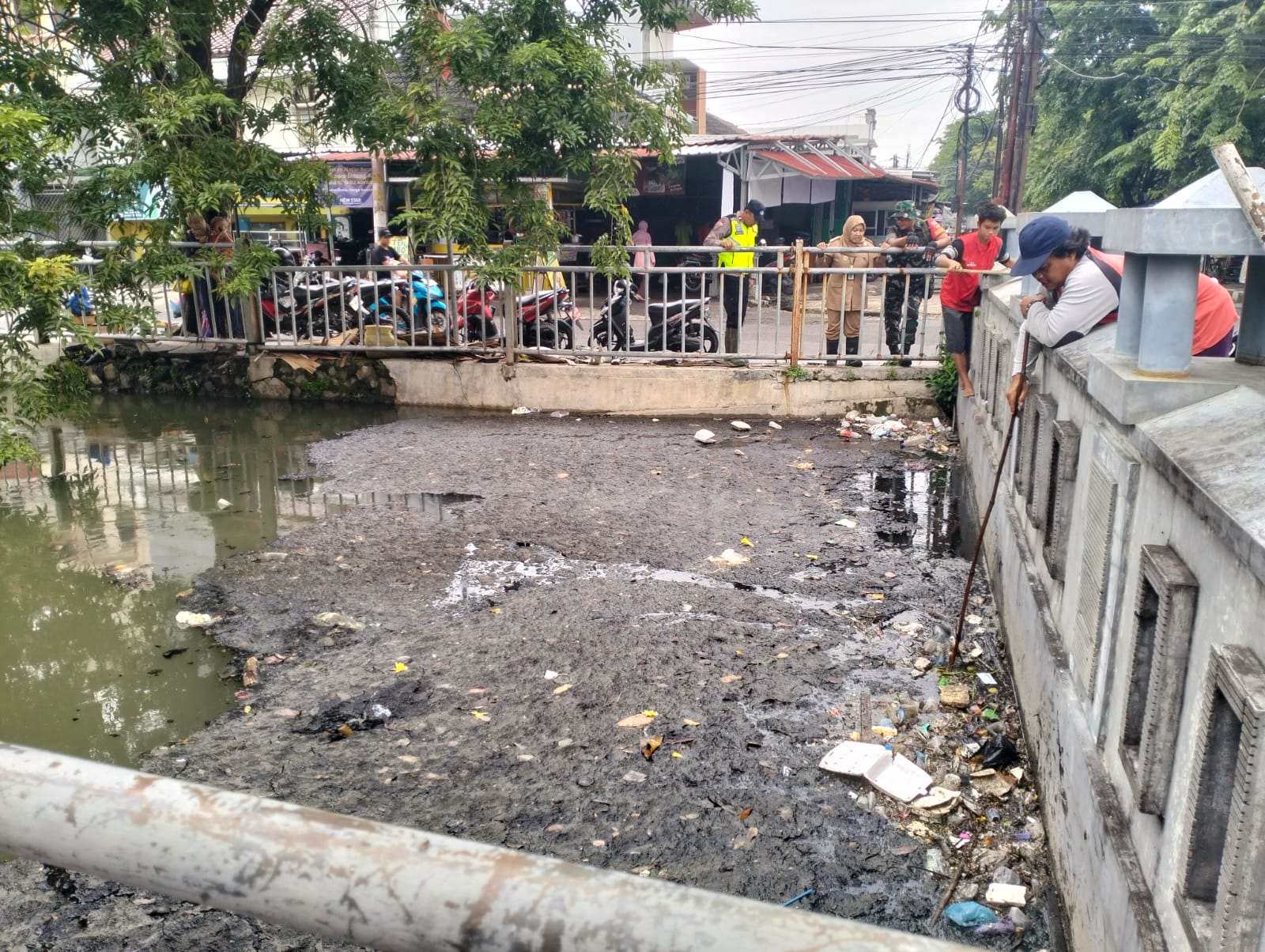 Petugas dan perangkat Kelurahan Muktiharjo Kidul dan Tlogosari Kulon membersihkan sedimen dan sampah di Sungai Tengah Tlogosari, Senin (5/1).