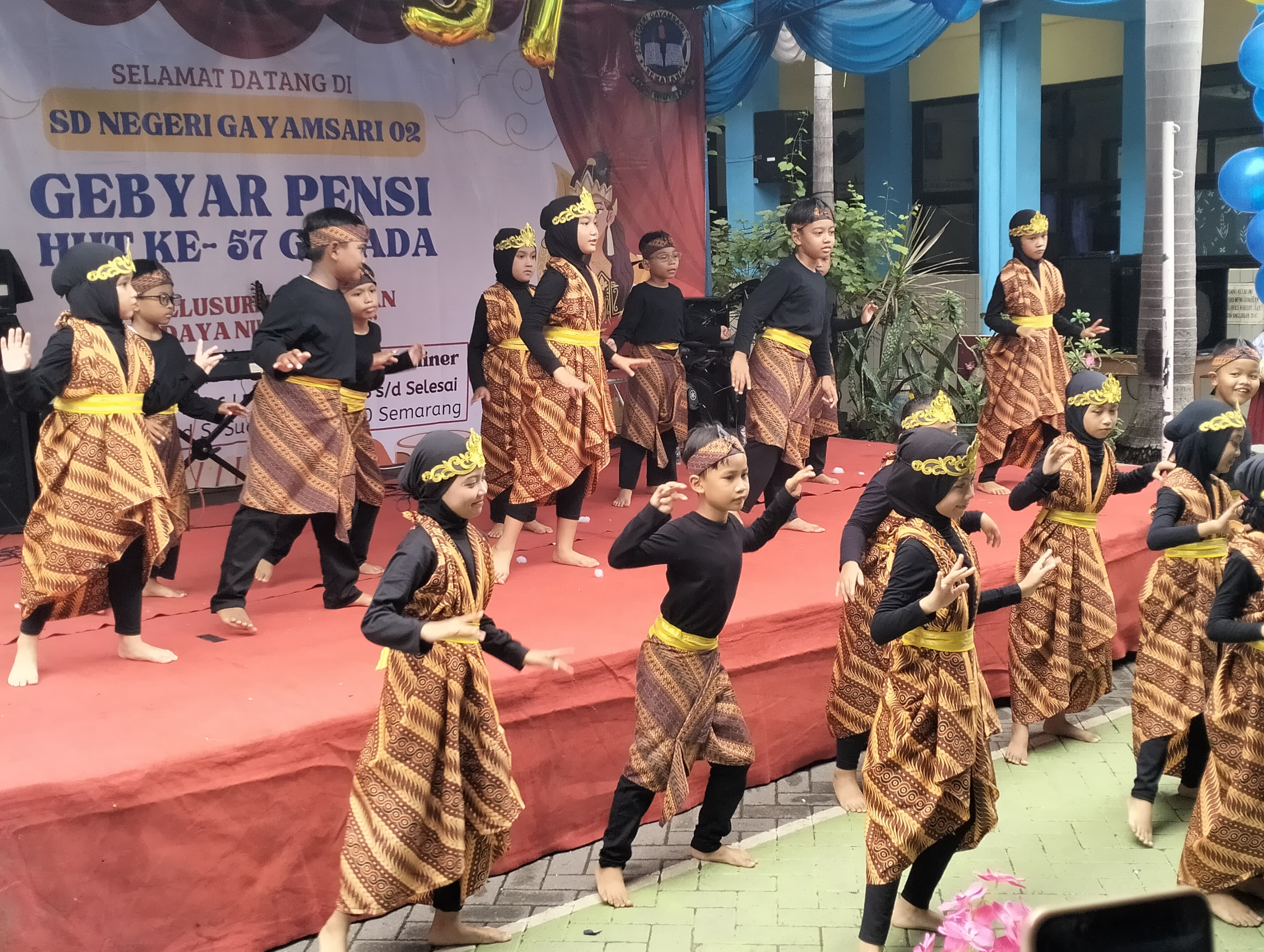 Penampilan salah satu kelompok siswa membawakan tarian di GASADA 57 Tahun, Senin (5/1).