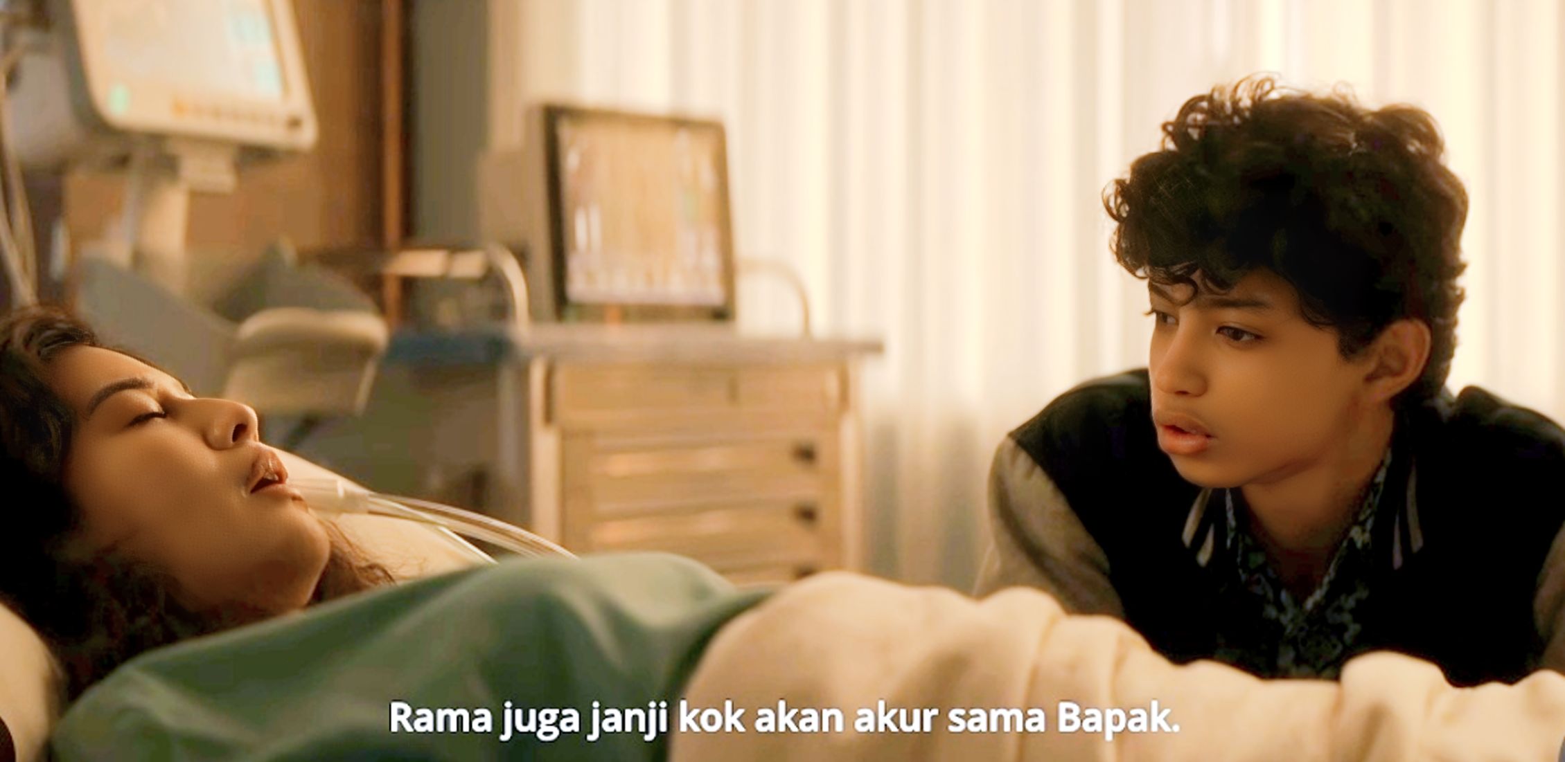 DIALOG - Salah satu adegan dalam trailer film Esok Tanpa Ibu, yang diperankan Dian Sastro.
