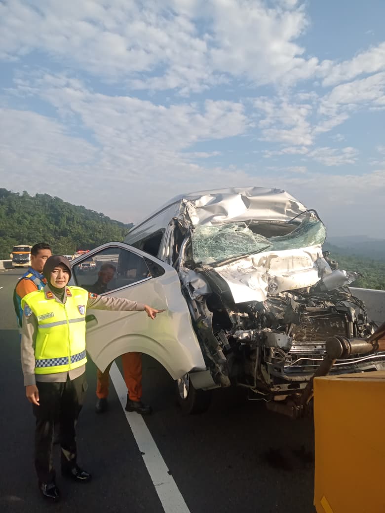 Kondisi bagian depan kendaraan Toyota Hiace Nopol B 7047 PXU yang ringsek akibat menabrak bagian belakang truk crane di jalan TOL KM 426.400 Jalur A ikut Kelurahan Sususkan Kecamatan Ungaran Timur K