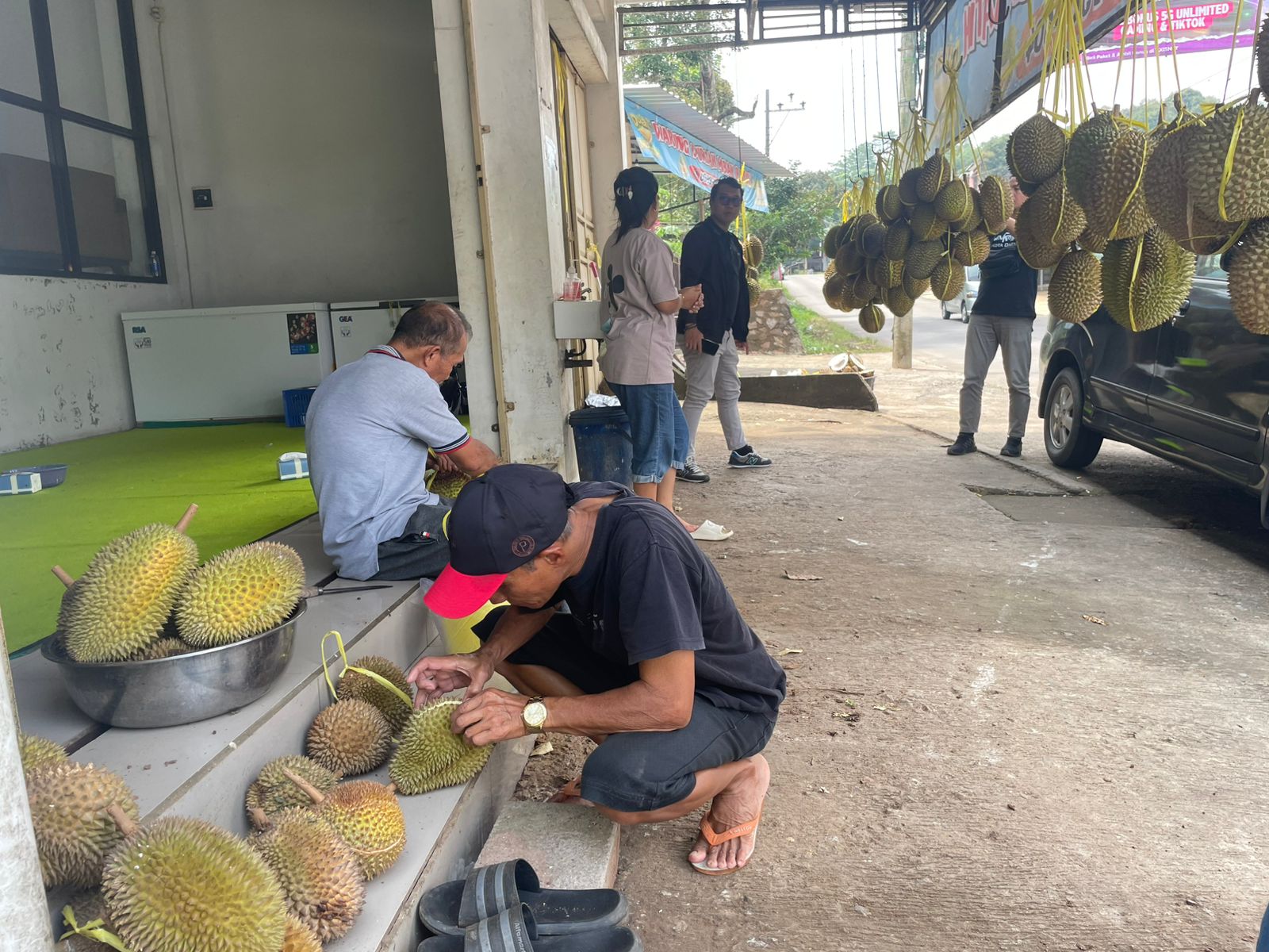 Durian Tuntang saat diserbu pembeli. Maria Novena/Jawa Pos Radar Semarang