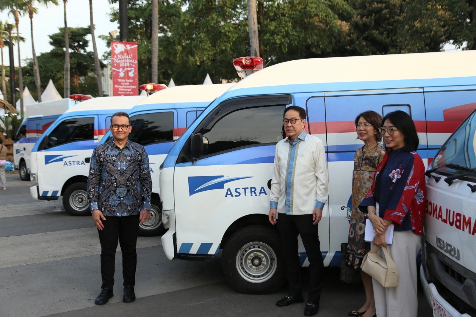 Presiden Komisaris Astra Prijono Sugiarto (kedua kiri), Direktur Astra Gita Tiffani Boer (kedua kanan), Chief of Corporate Affairs Astra Boy Kelana Soebroto (kiri) dan Head of Corporate Communications