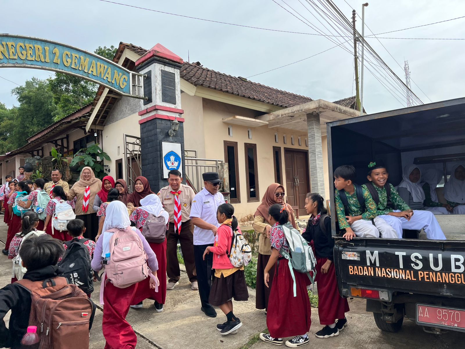 Siswa-siswi SDN 2 Gemawang sampai di sekolahnya dengan selamat meski menempuh perjalanan hingga setengah jam.