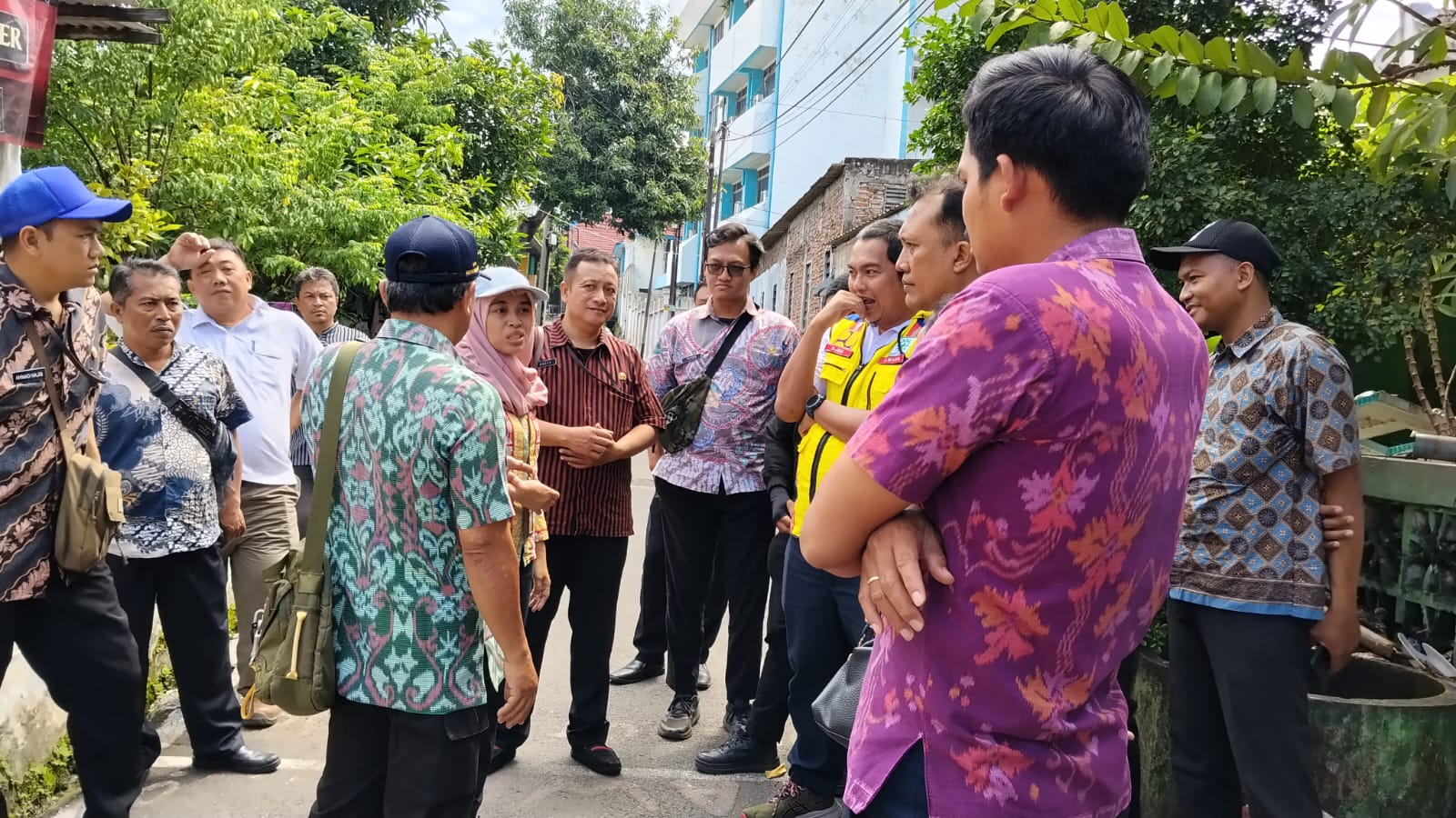 Perangkat Kecamatan Semarang Barat mengecek saluran tersumbat di Jalan Siliwangi, kemarin.