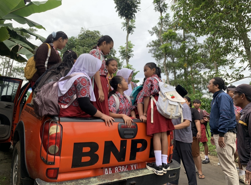 Siswa-siswi SD asal Dusun Seseh di Desa Ngadisepi dan Desa Kemiriombo dijemput armada BPBD dan SAR untuk berangkat sekolah, Rabu (7/1).
