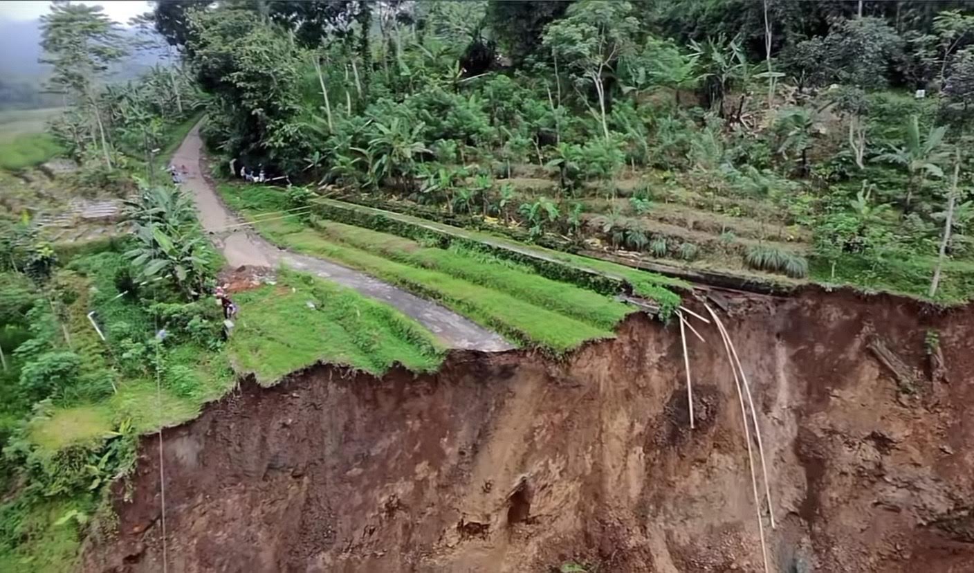 Kondisi longsor yang memutus akses warga Desa Ngadisepi-Kemiriombo di wilayah Gemawang, Temanggung.