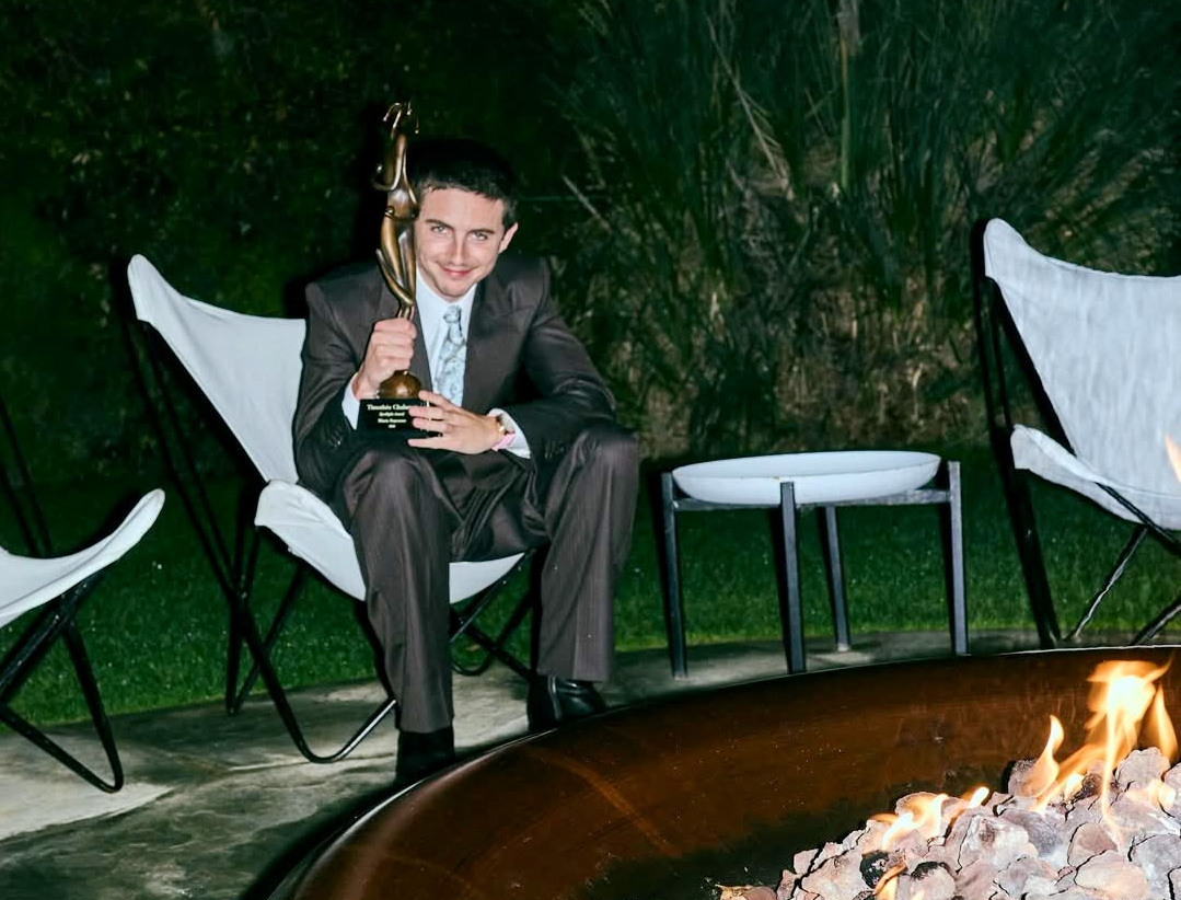TUNJUKKAN PIALA - Aktor Timothée Chalamet menunjukkan piala yang didapat di akun IG nya.