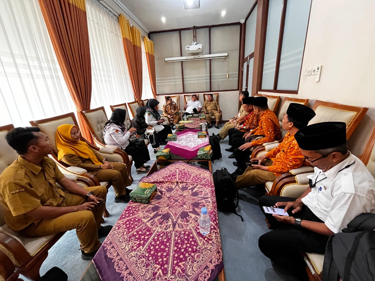 Para perwakilan guru saat mengadu ke DPRD Demak.(Wahibpribadi)
