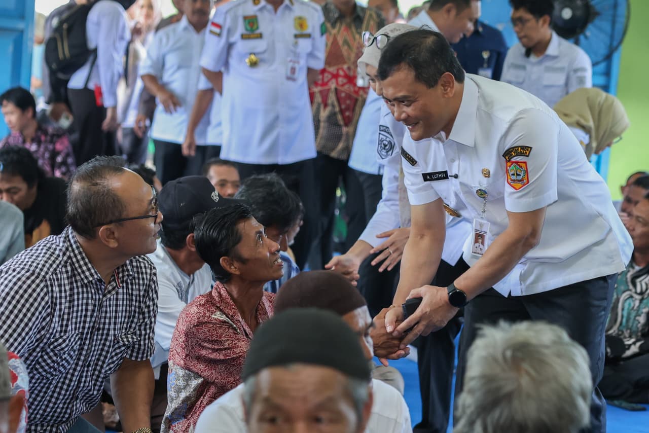Gubernur Ahmad Luthfi mengunjungi para transmigran asal Jawa Tengah di Desa Bagelen, Kecamatan Gedongtataan, Kabupaten Pesawaran, Provinsi Lampung, Rabu, 7 Januari 2026.
