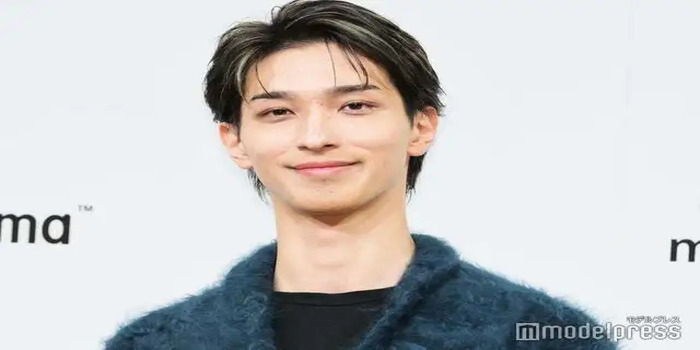Sumber foto dari Modelpress menampilkan Ryusei Yokohama menghadiri acara peluncuran produk terbaru Fujifilm instax yang digelar di Tokyo, tampil rapi dengan gaya kasual-elegan.