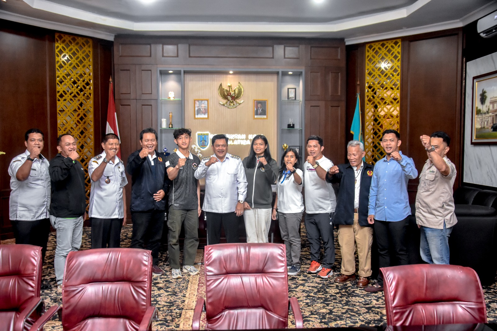 Wali Kota Salatiga, Robby Hernawan menerima audiensi KONI Kota Salatiga bersama atlet peraih prestasi dari SEA Games 2025 dan PON XXII 2024 di Ruang Kerja Wali Kota, Rabu (7/1/2026).