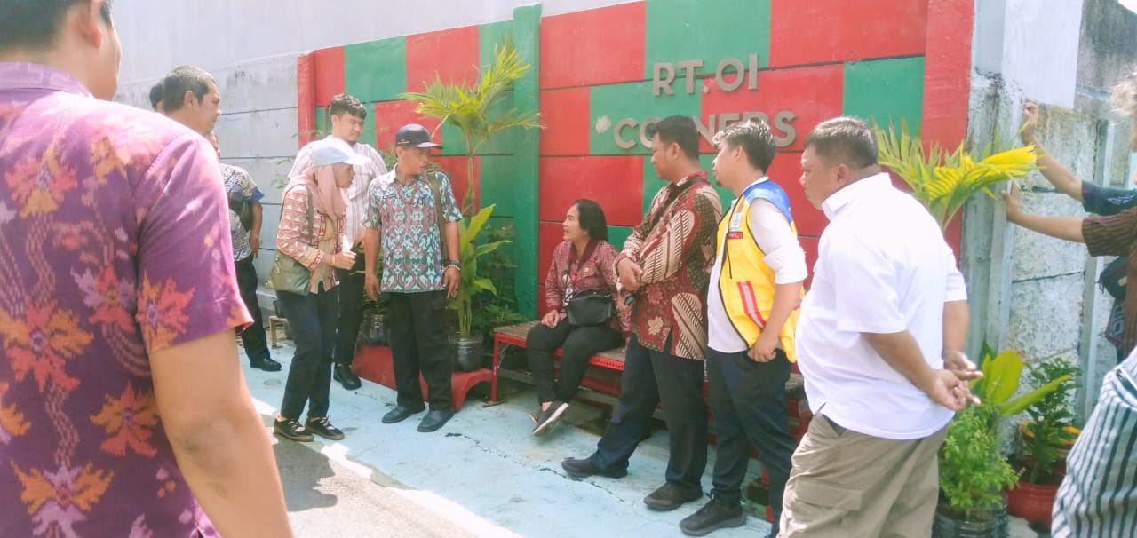 Perangkat Kecamatan Semarang Barat mengecek saluran tersumbat di Jalan Siliwangi, kemarin. DOKUMEN KECAMATAN SEMARANG BARAT
