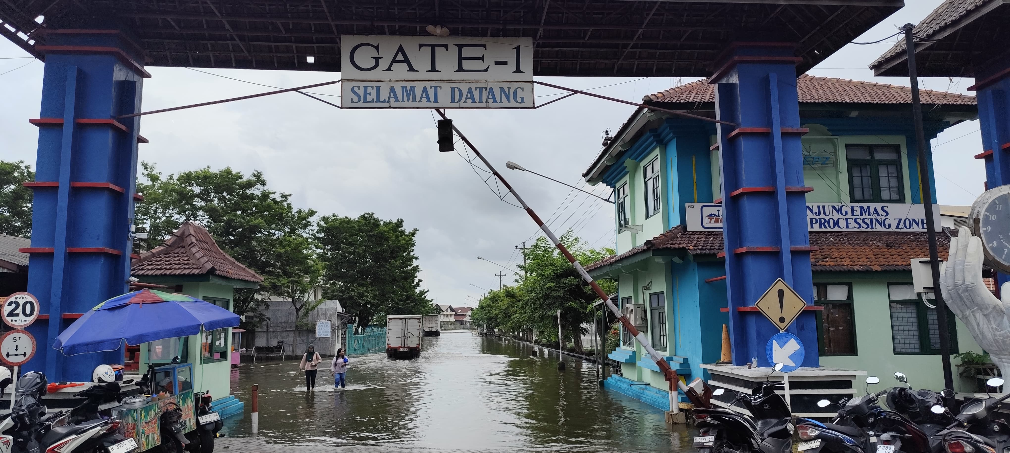 Kawasan Lamicitra berlokasi di Jalan Coaster Kawasan Pelabuhan Tanjung Emas Semarang, wilayah Semarang Utara kembali terendam air, Jumat (9/1/2026).