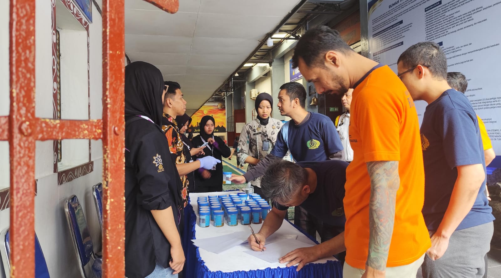 Petugas dan Warga Binaan Rutan Salatiga Ikuti Tes Urine