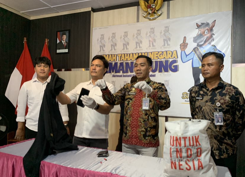 Rutan Kelas IIB Temanggung saat konferensi mengenai penemuan dua bungkus narkoba bersama Satresnarkoba, Jumat (9/1).