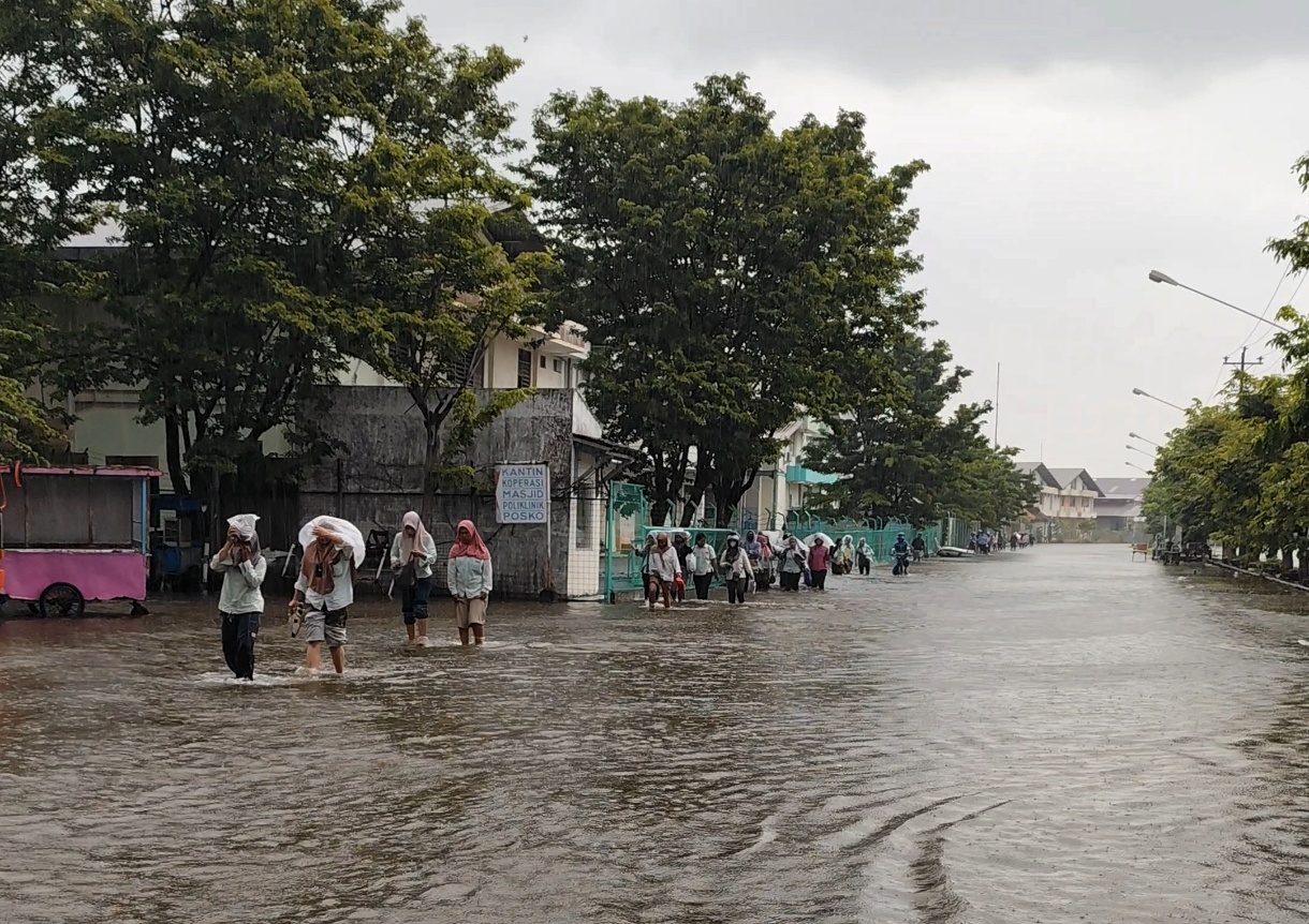 Karyawan pabrik di kawasan Lamicitra Nusantara Pelabuhan Tanjung Emas Semarang saat jalan kaki menerjang banjir
