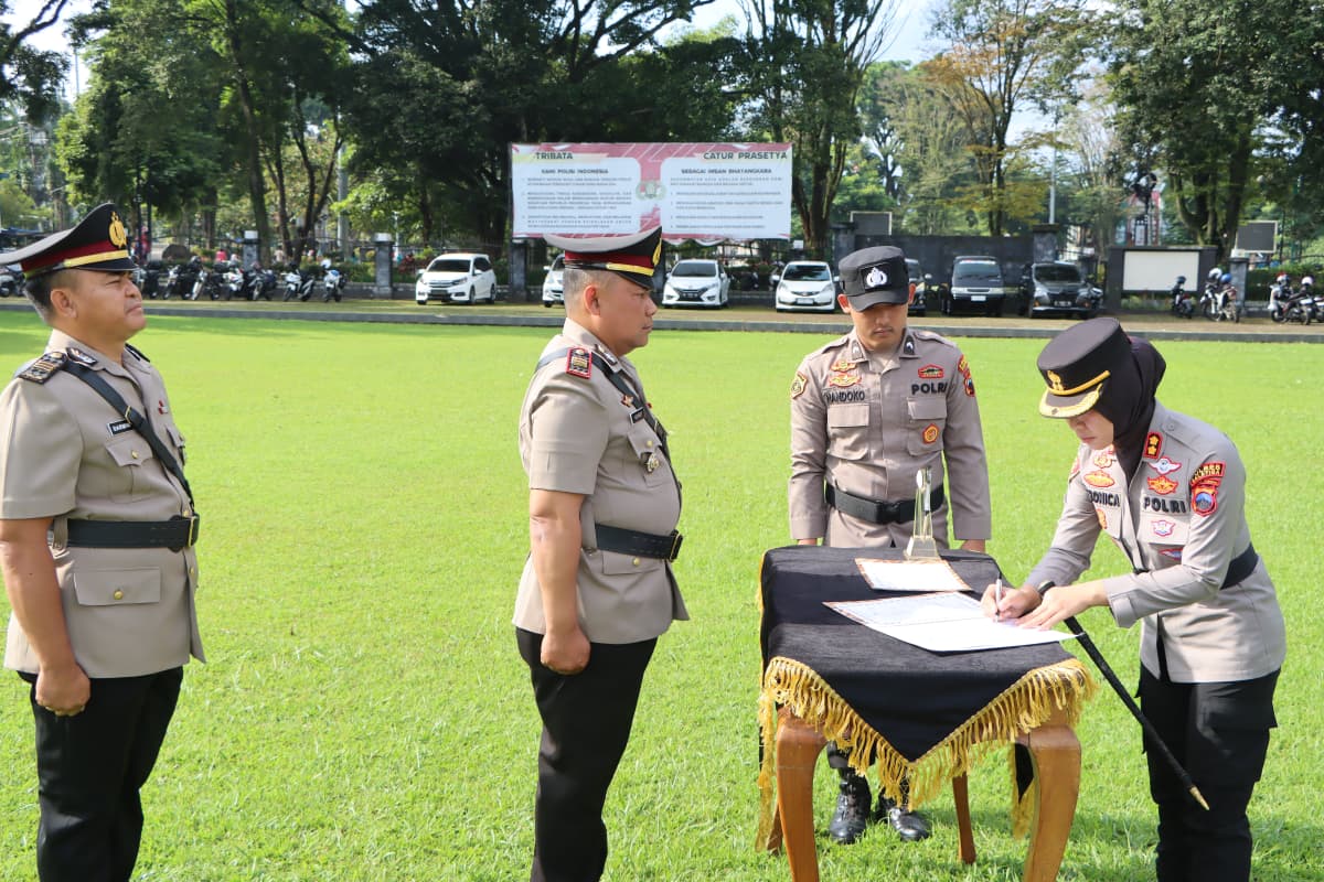 Serah Terima Jabatan (Sertijab) Kepala Satuan Lalu Lintas (Kasat Lantas) dari AKP Darmin, S.H., M.H kepada AKP Henry Sylistyanta DS, S.H., M.M. upacara dipimpin Kapolres Salatiga AKBP Veronica.