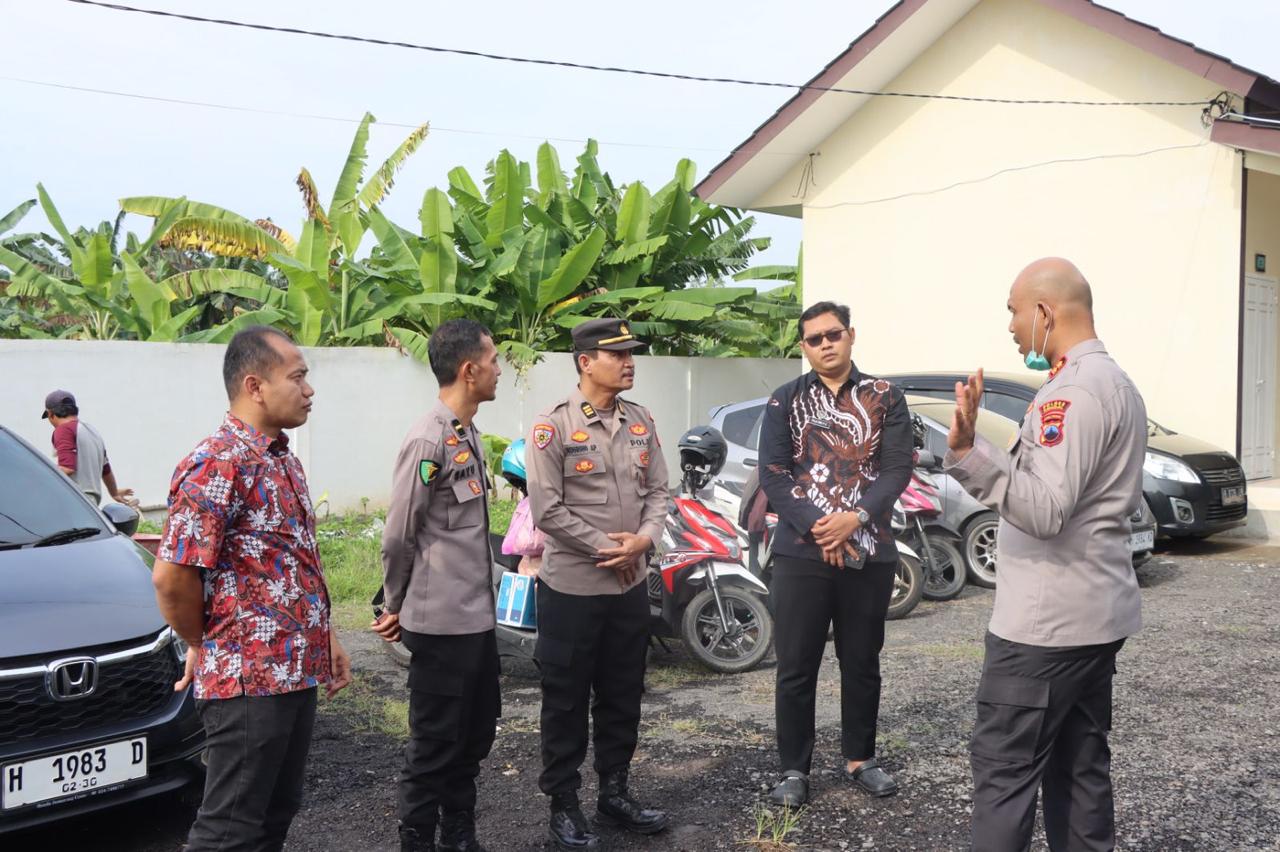 Kapolres Kendal AKBP Hendry Susanto Sianipar turun langsung mengecek produksi hingga distribusi Makanan Bergizi Gratis (MBG) di Brangsong untuk memastikan makanan anak sekolah benar-benar aman.