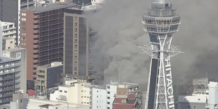 Asap tebal membubung di sekitar Menara Tsutenkaku, Osaka, akibat kebakaran gedung gudang daging yang memicu respons darurat. (Sumber foto: MBS NEWS)