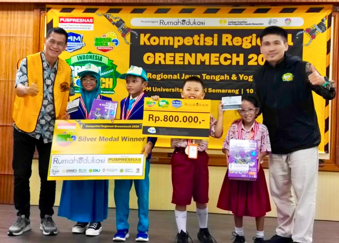 Putri Taj Yasin, Tahani Ahla Al Amani (dua dari kiri) telah mencatatkan prestasi dalam ajang Regional GREENMECH Programmer 2026