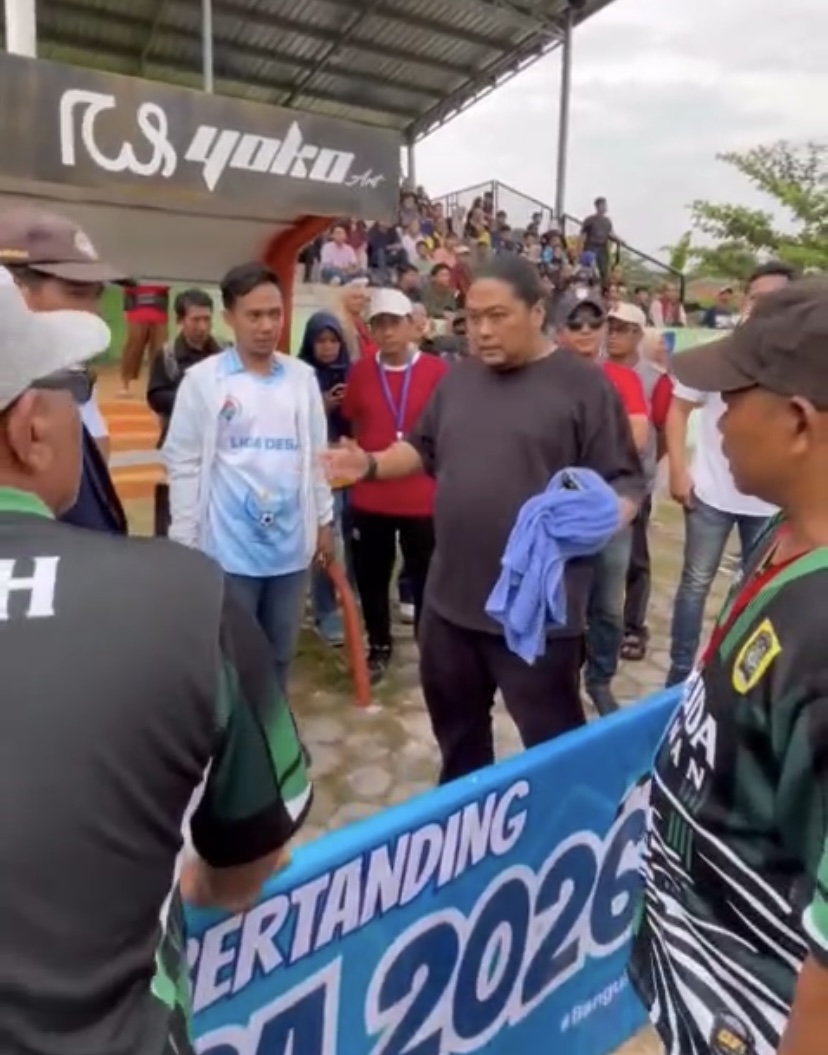Tangkapan layar protes keras dari Badran FC Temanggung di Lapangan Gelora Bahagia Krida Kurung, Kecamatan Ceper, Jumat (9/1/2026).
