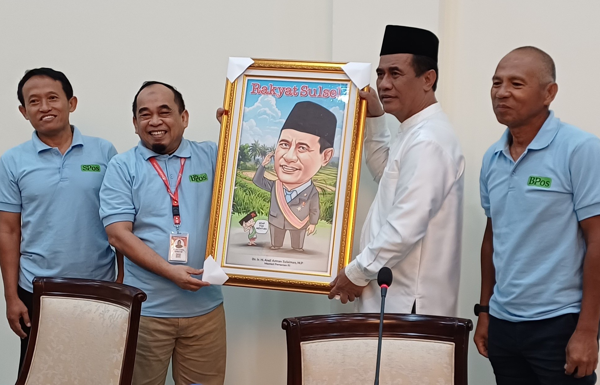 DIALOG : Mentan Andi Amran Sulaiman menerima cinderamata dari pimpinan Jawa Pos Group sesuai dialog tentang program hilirisasi pertanian.