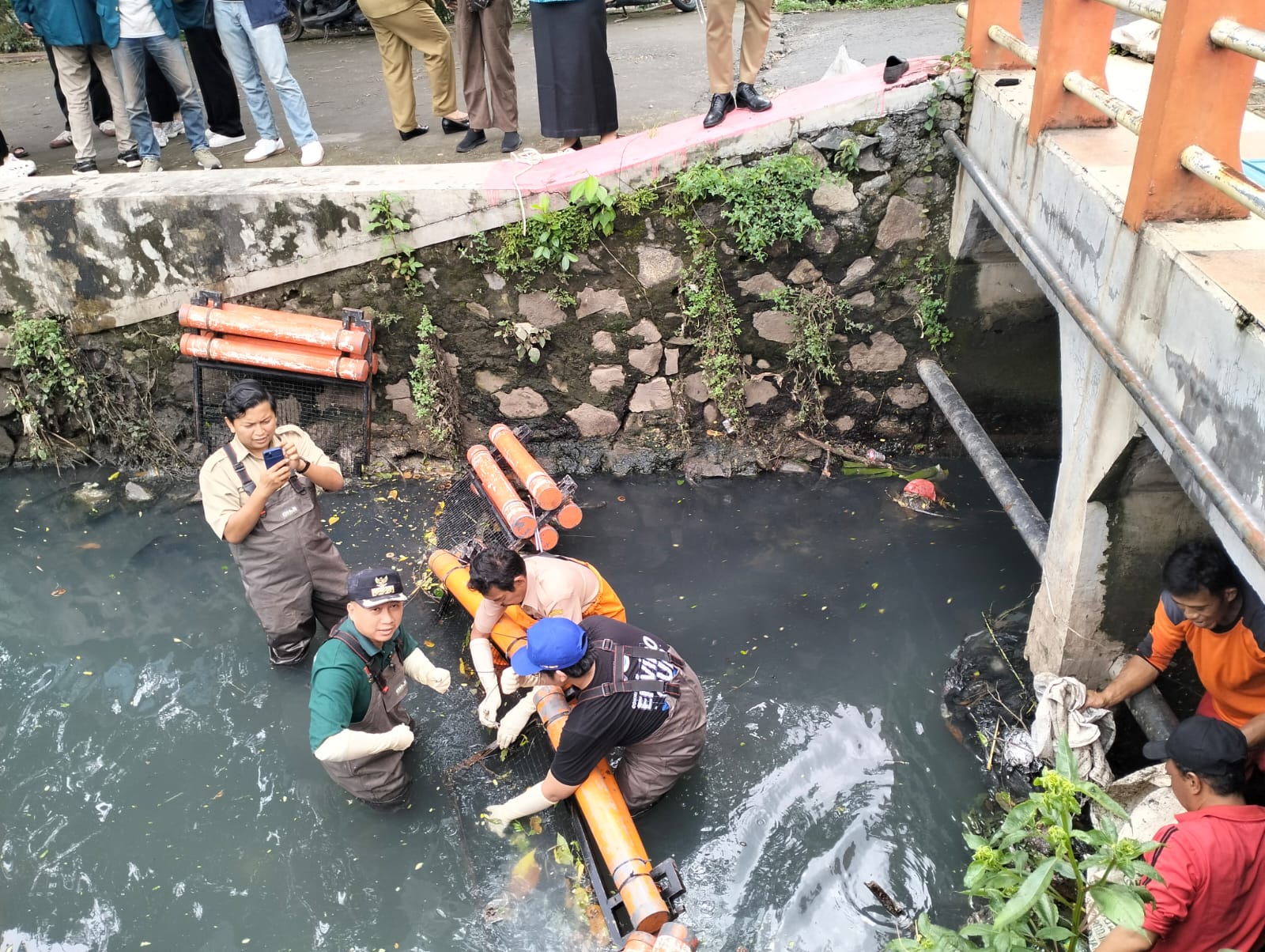 Pemasangan trash barrier di aliran Sungai Karangayu, Senin (12/1) siang.