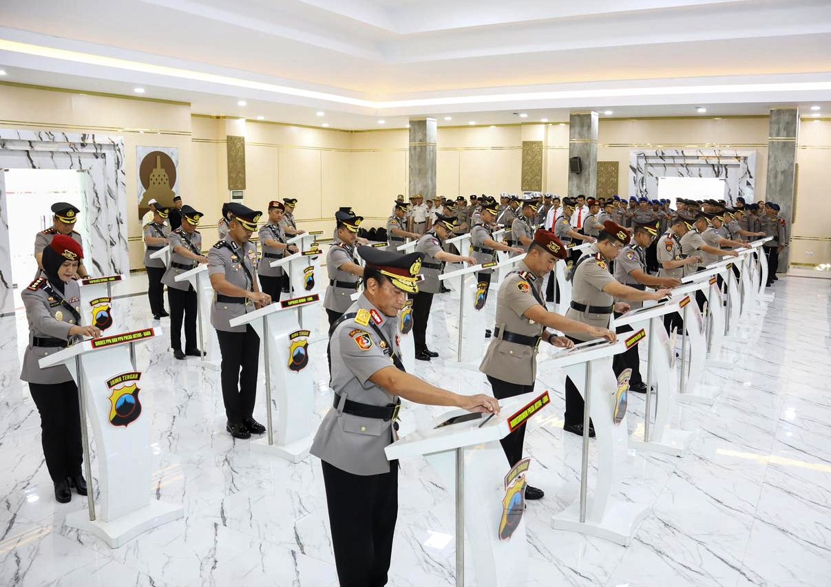 13 Kapolrestabes dan 6 PJU Polda Jateng melaksanakan Sertijab Senin (12/1/2026)