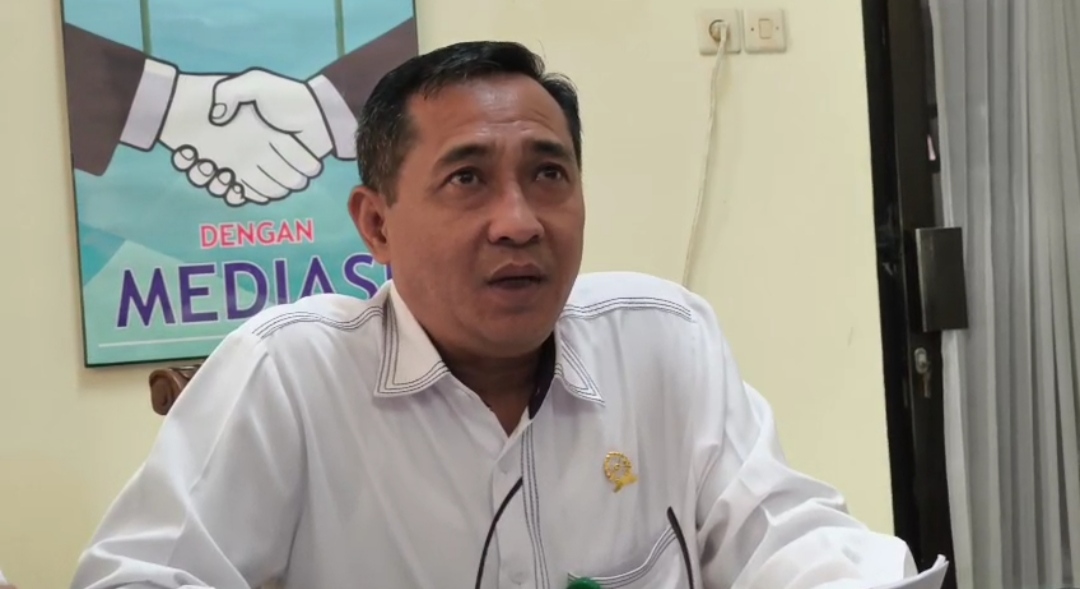 Juru Bicara PN Semarang, Hadi Sunoto memberikan keterangan desakan karyawan ex Sritex, Senin (12/1/2026). IDA FADILAH/JAWA POS RADAR SEMARANG