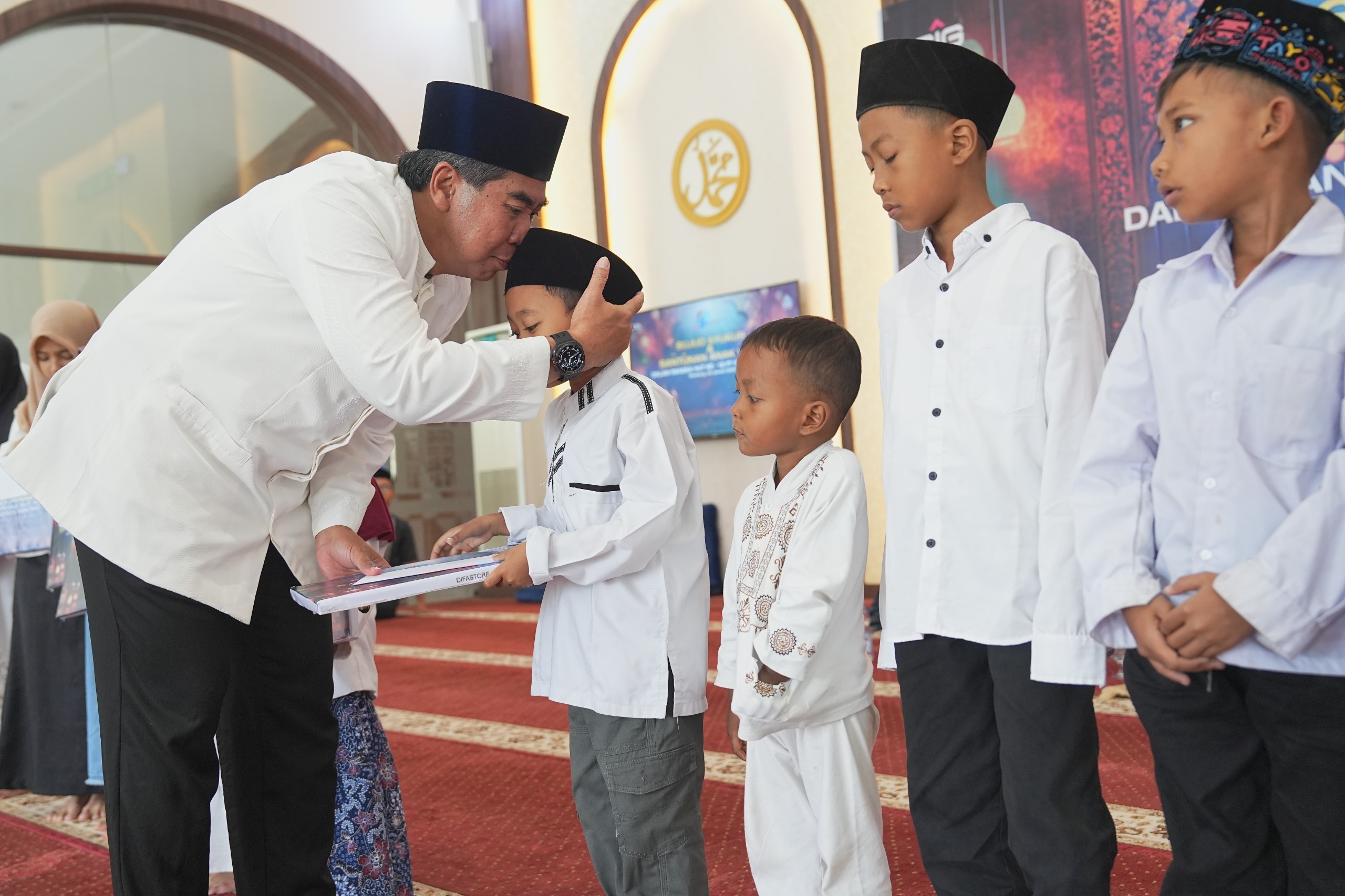 Semen Gresik menggelar sujud syukur, doa bersama serta santunan kepada puluhan anak yatim piatu di Masjid Al-Hikam Semen Gresik dalam rangkaian acara HUT , Pabrik Rembang, pada Jumat (9/1).