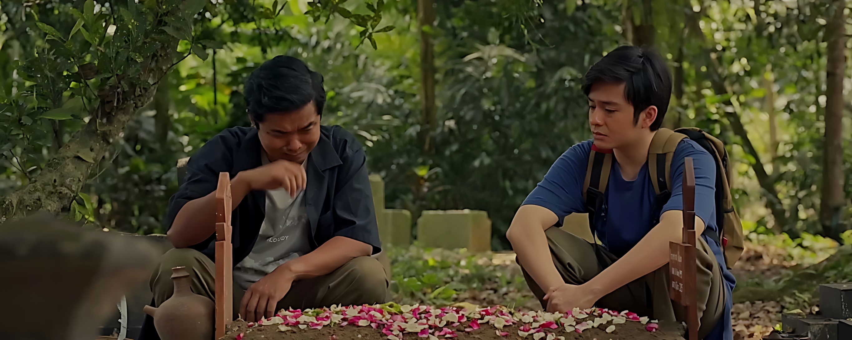 NYEKAR - Salah satu adegan di film Sebelum Dijemput Nenek, saat dua tokoh utama nyekar di makam nenek.