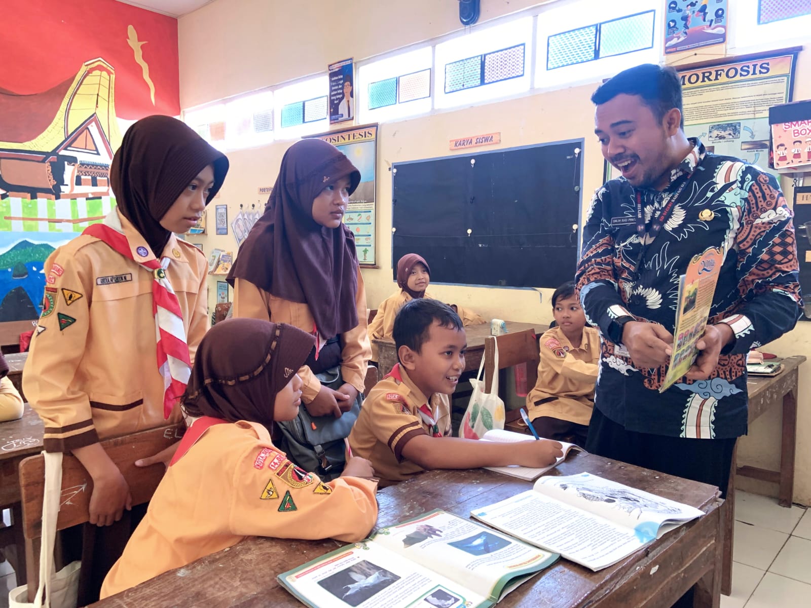 Kepala SDN Sadeng 03 Semarang&nbsp;Galih Suci Pratama, S.Pd., M.Pd., sedang memberikan pelajaran pada peserta didik.
