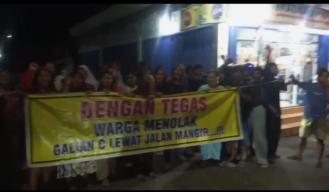 Ratusan warga Dusun Mangir, Desa Nolokerto, Kecamatan Kaliwungu, menggelar unjuk rasa menolak rencana jalan desa mereka dilintasi dump truk pengangkut material galian C.