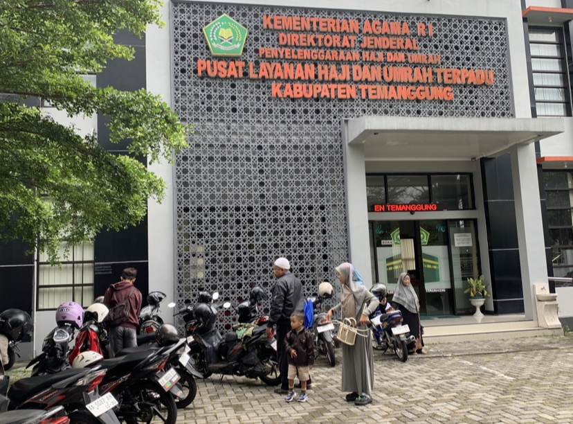 Situasi calhaj asal Temanggung hendak berkonsultasi di layanan penyelenggaraan haji dan umroh, Selasa (13/1).