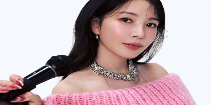 BoA tampil anggun saat konser SM Entertainment &ldquo;2025 SMTOWN: THE CULTURE, THE FUTURE&rdquo;, memegang mikrofon dengan balutan busana bernuansa pink yang menonjolkan karisma dan pesonanya di atas panggung.