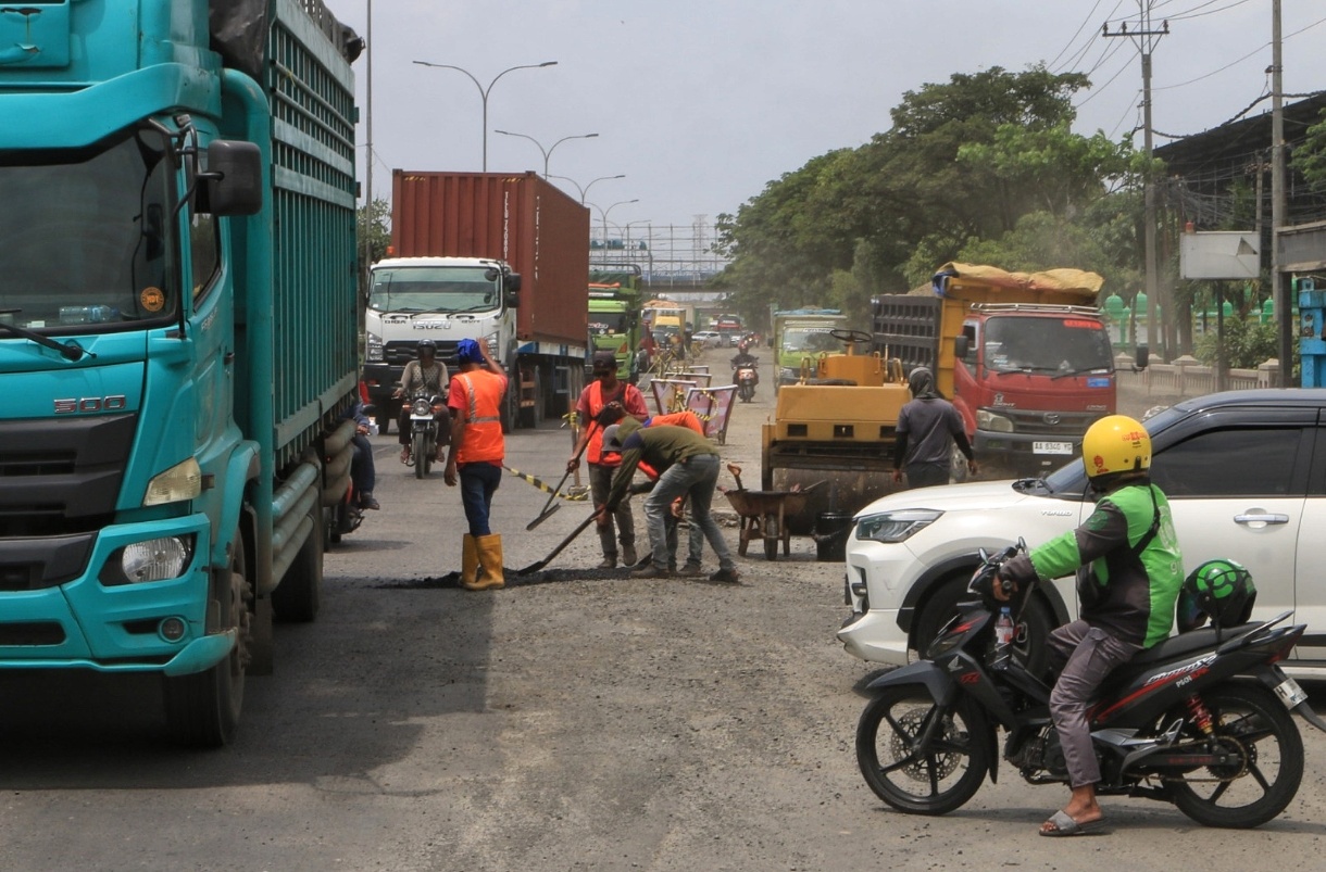 Pekerja proyek peninggian Jalan Raya Kaligawe Semarang