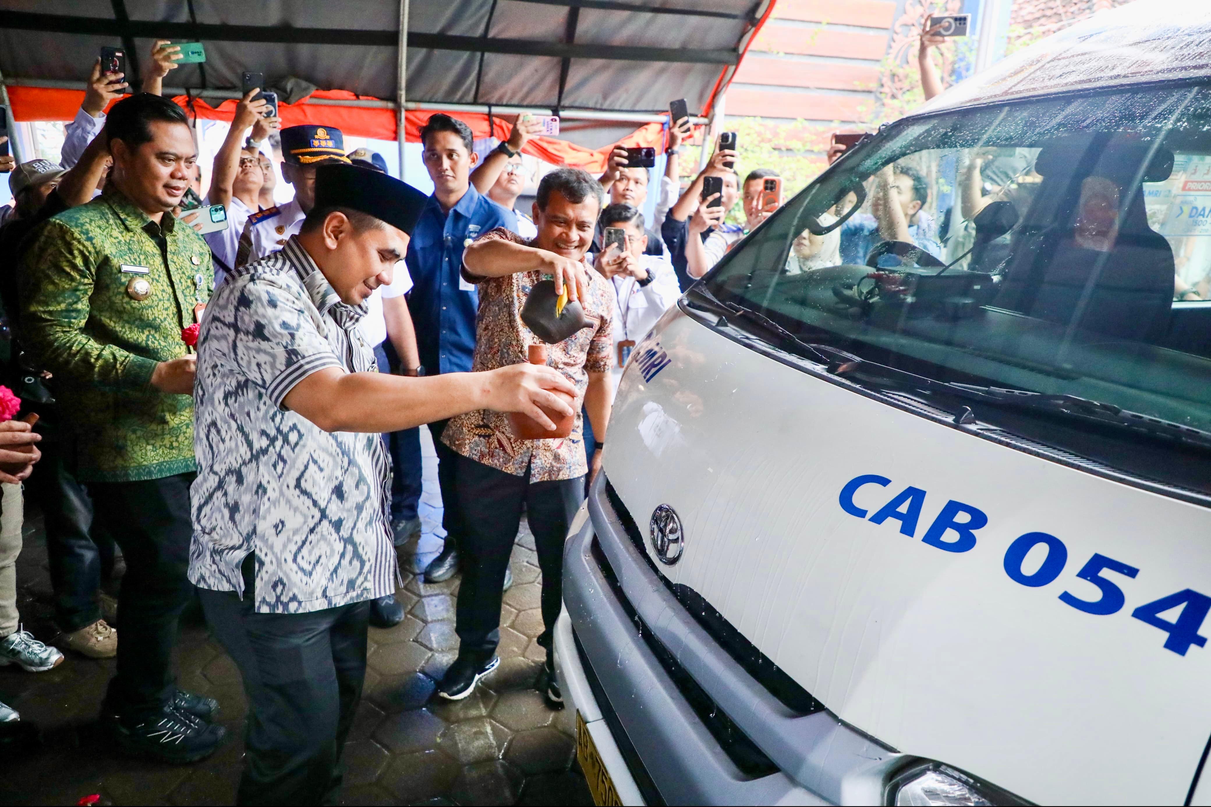 Kehadiran Bus DAMRI Karimunjawa merupakan hasil kolaborasi antara pemerintah pusat, pemerintah provinsi, dan pemerintah kabupaten/kota.