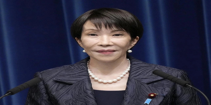 Perdana Menteri Jepang Takaichi Sanae terlihat menyampaikan pernyataan resmi di hadapan publik, mengenakan setelan formal berwarna gelap dengan kalung mutiara.