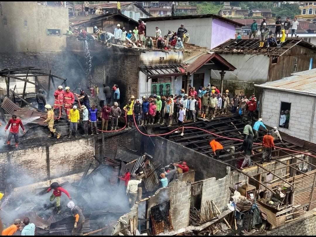 DOK DAMKAR  Petugas Damkar berjibaku memadamkan si jago merah yang melahap lima rumah di Tretep.