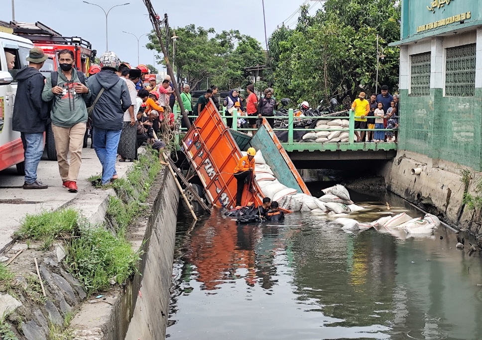 Kondisi truk pengangkut beras yang kecelakaan dan terjebur sungai di Pantura Genuk