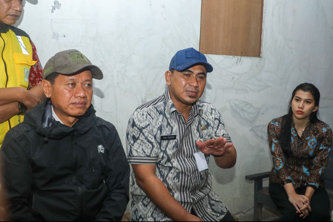 Wakil Gubernur Jawa Tengah, Taj Yasin Maemoen saat meninjau lokasi longsor di pintu masuk Wisata Colo, Desa Colo, Kecamatan Dawe, Kabupaten Kudus