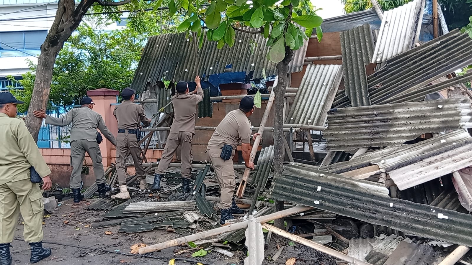 Pemkot Semarang menertibkan 15 lapak Pedagang Kaki Lima (PKL) yang berdiri di atas saluran drainase di kawasan Pasar Ikan Rejomulyo atau Pasar Kobong, Semarang Timur, Senin (12/1).