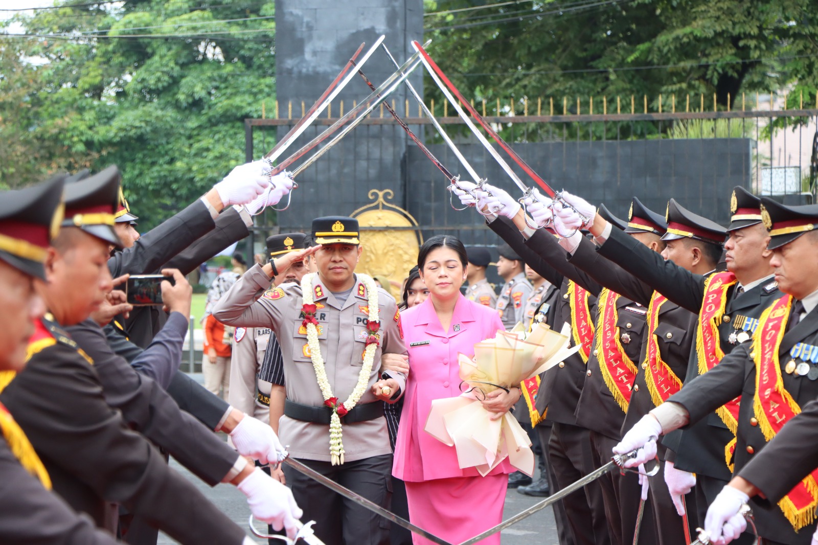 Prosesi Farewell Parade resmi mengiring langkah AKBP Ade Papa Rihi, S.H., S.I.K., M.H, putra asli Flores Nusa Tenggara Timur (NTT) mengemban amanah sebagai Kapolres Salatiga.