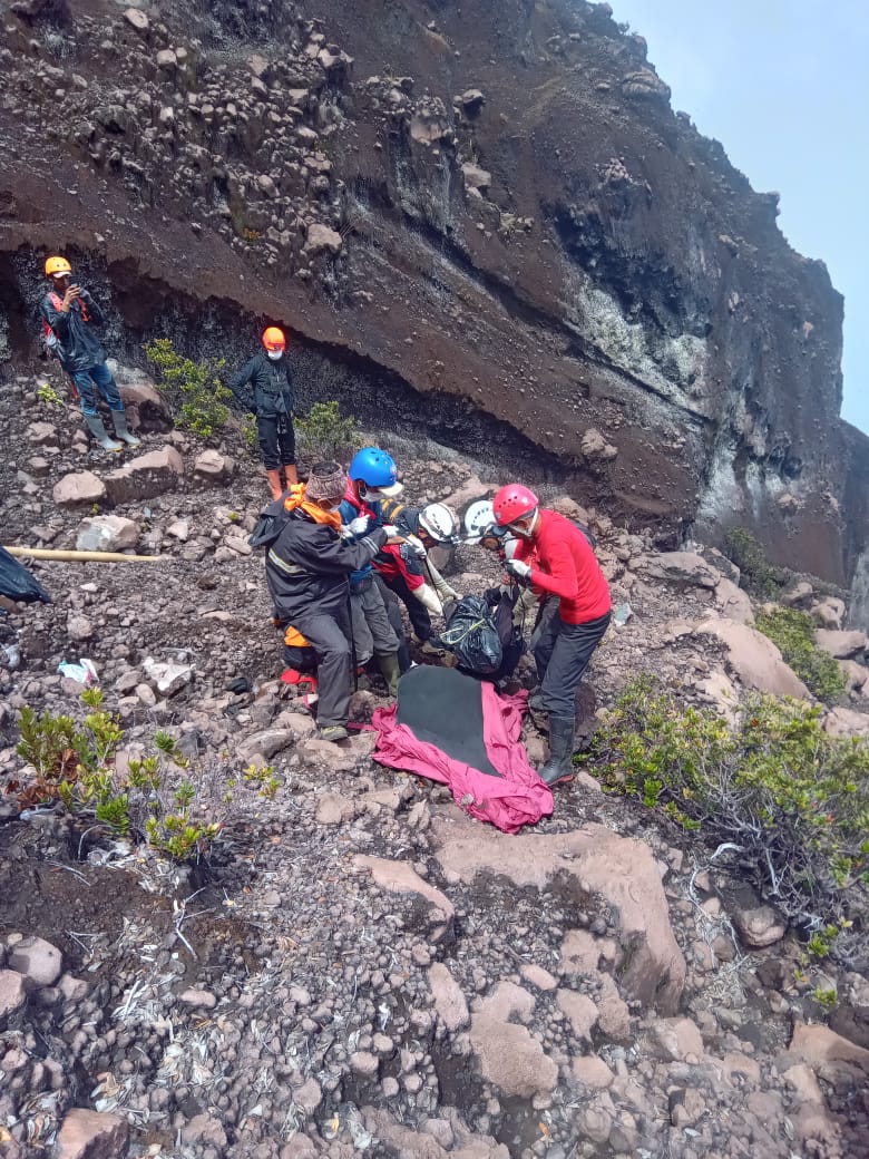 Evakuasi Jenazah Syafiq Ali, pendaki Gunung Slamet yang dikabarkan hilang.