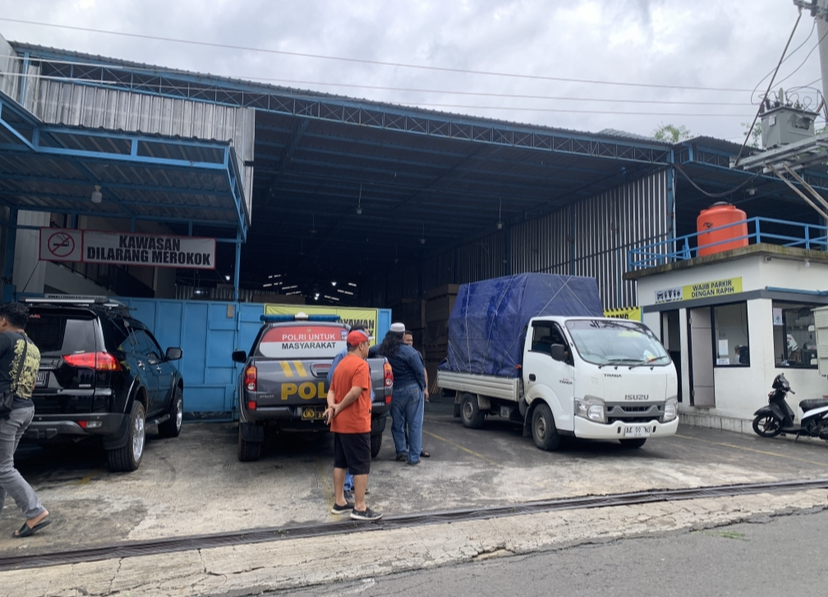 Terlihat aktivitas pabrik MMP di Pendowo, Kranggan, yang hendak mengirimkan hasil produksi ke customer, Kamis (15/1).