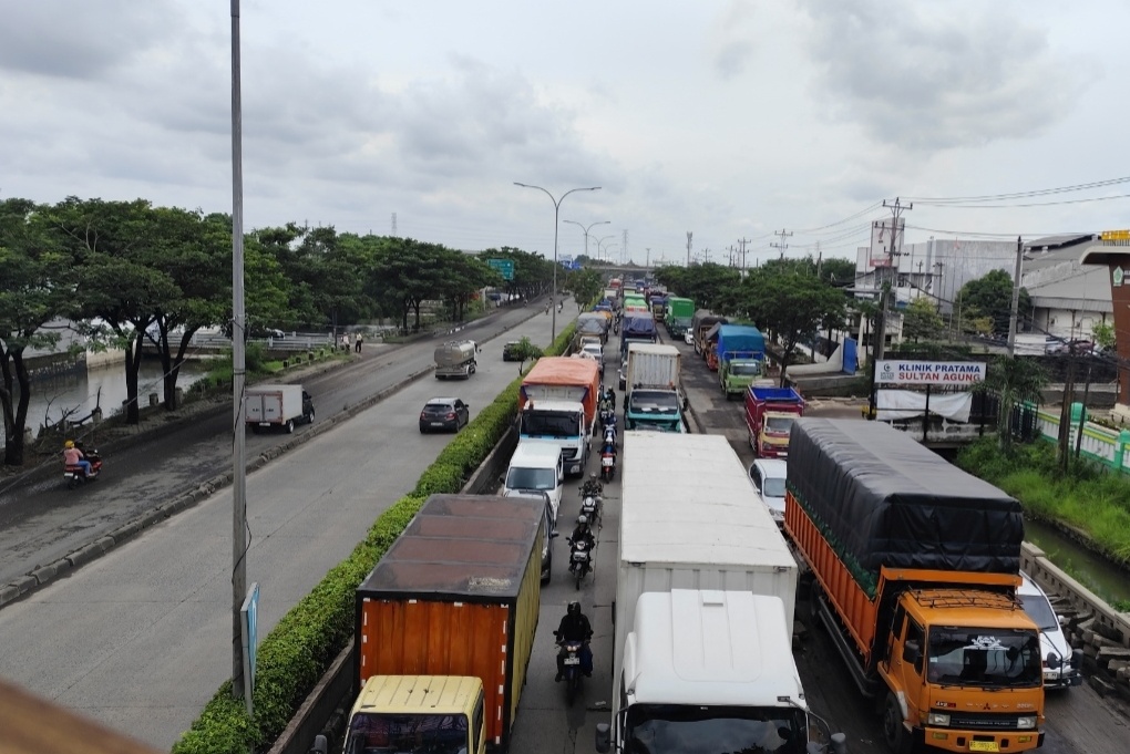 Penampakan Kepadatan arus lalulintas di jalan raya Kaligawe saat ada pengerjaan proyek peninggian jalan